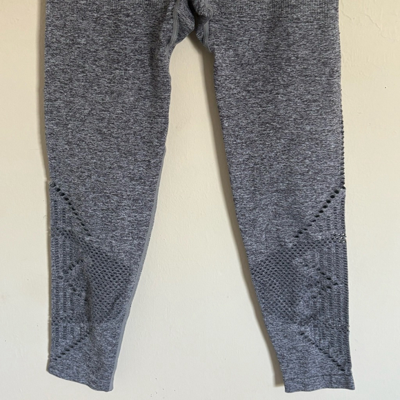 Victoria’s Secret PINK Gray Seamless Mesh Capri Leggings S - Picture 9 of 10